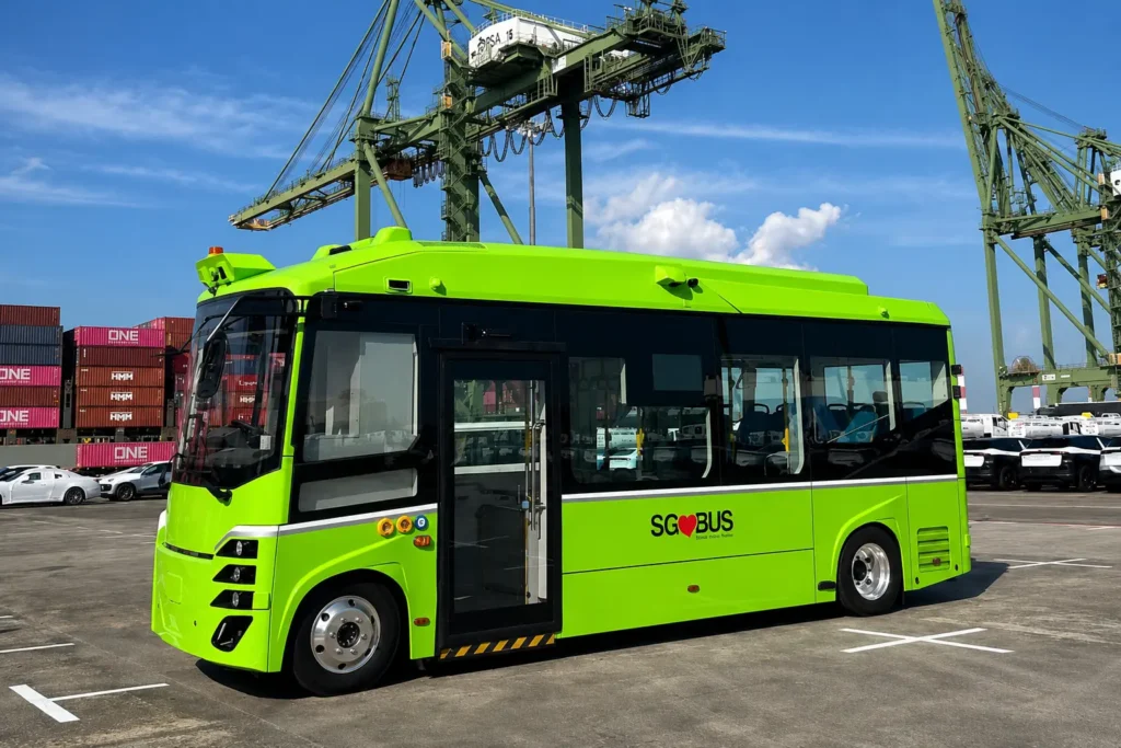 รถโดยสารไฟฟ้าไร้คนขับที่ท่าเรือสิงคโปร์ แสดงให้เห็นถึงเทคโนโลยีการชาร์จอัจฉริยะและการจัดการยานพาหนะ